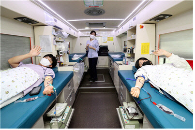 대우건설 직원들이 '2021 대우가족 헌혈캠페인'에 참여하고 있다. <대우건설 제공>